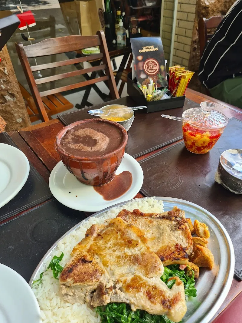 Prato servido no salão do Grill II, com bebida ao lado